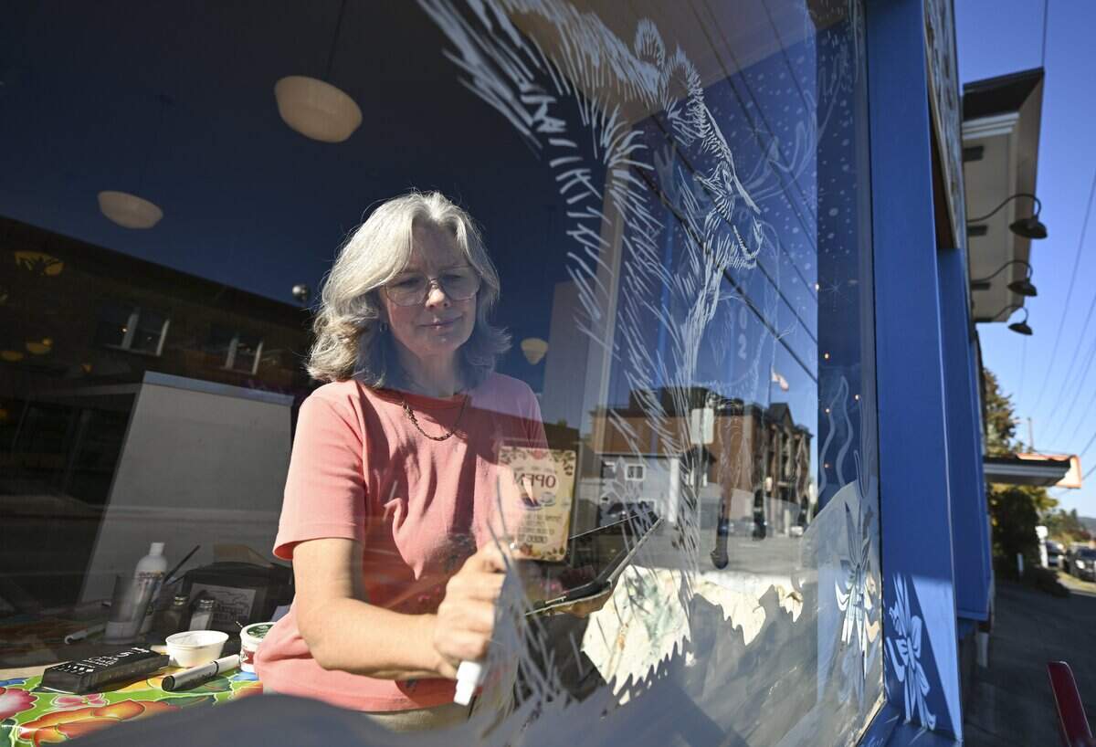 Tacoma artist paints murals that become local landmarks. Here's her ...
