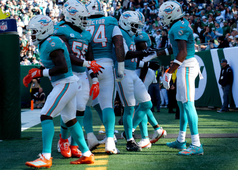 Jeff Hafley didn't expect waterfall celebration after Dolphins' first win