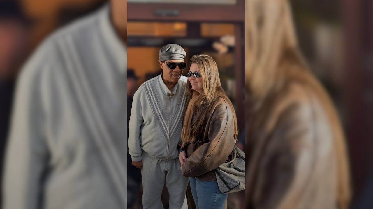 Stevie Wonder singt einem Fan vor dem Luisenhof happy birthday