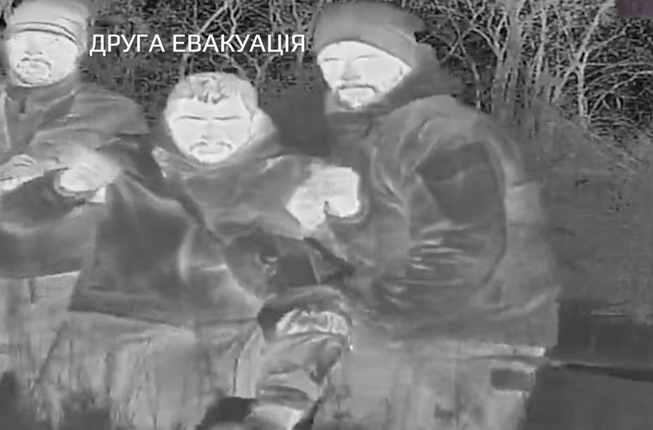 Ukrainian forces evacuate 2 severely wounded soldiers from battlefield ...