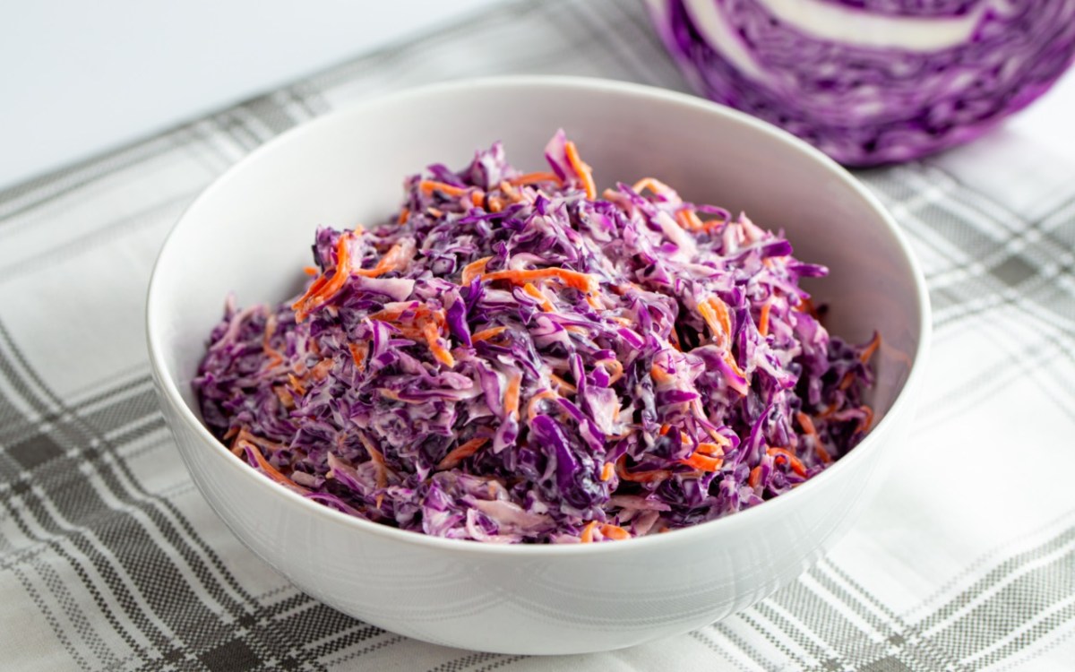 Diesen Coleslaw mit Rotkohl musst du unbedingt probieren
