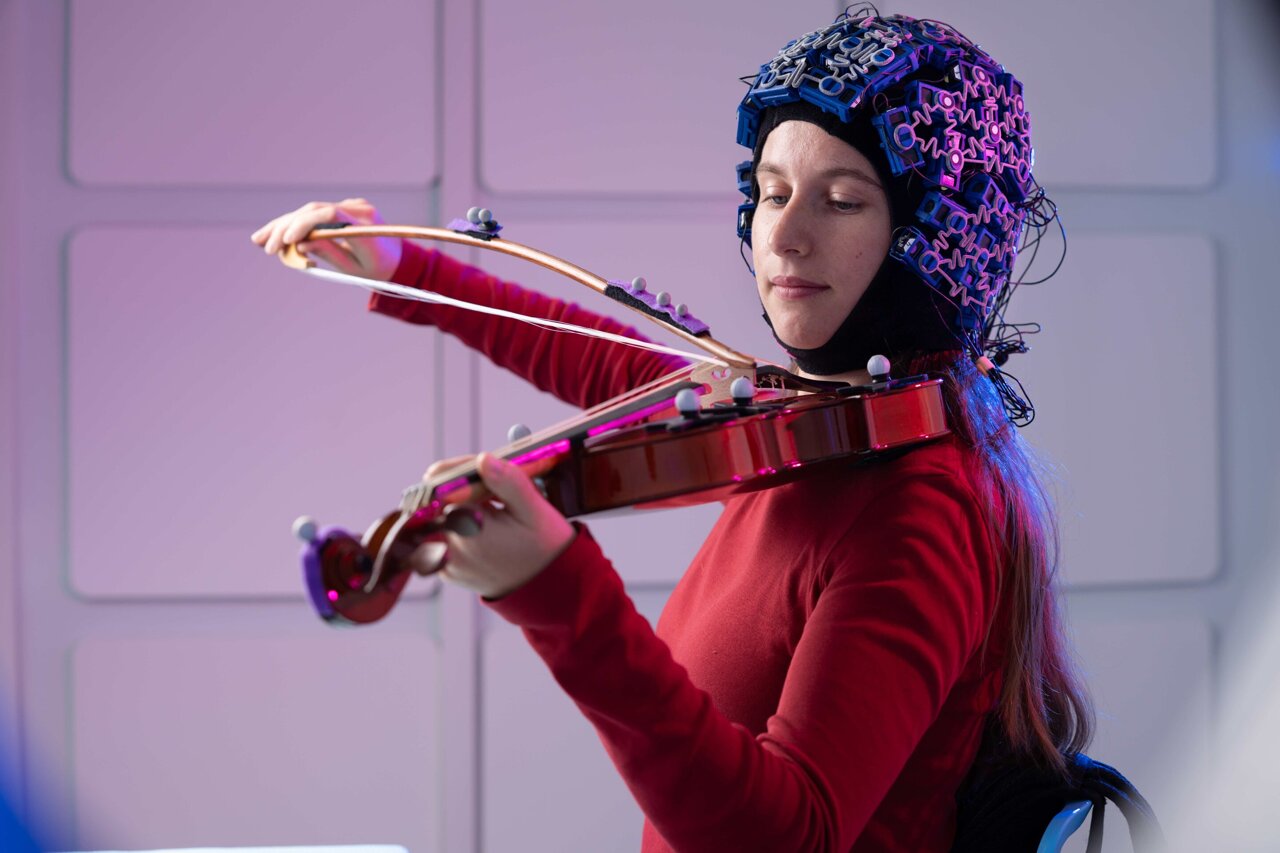 One violin lesson changes brain wave patterns as beginners learn to play