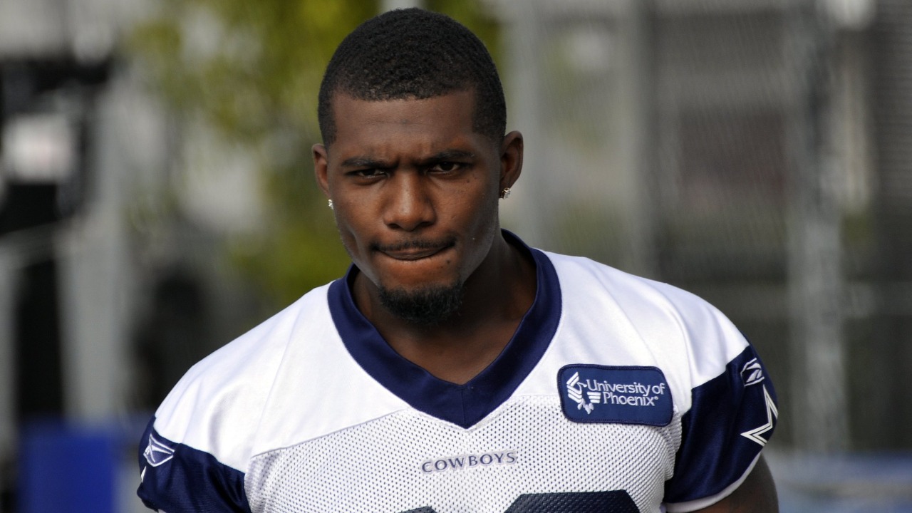 Former Dallas Cowboys star Dez Bryant argues with two men on the road ...