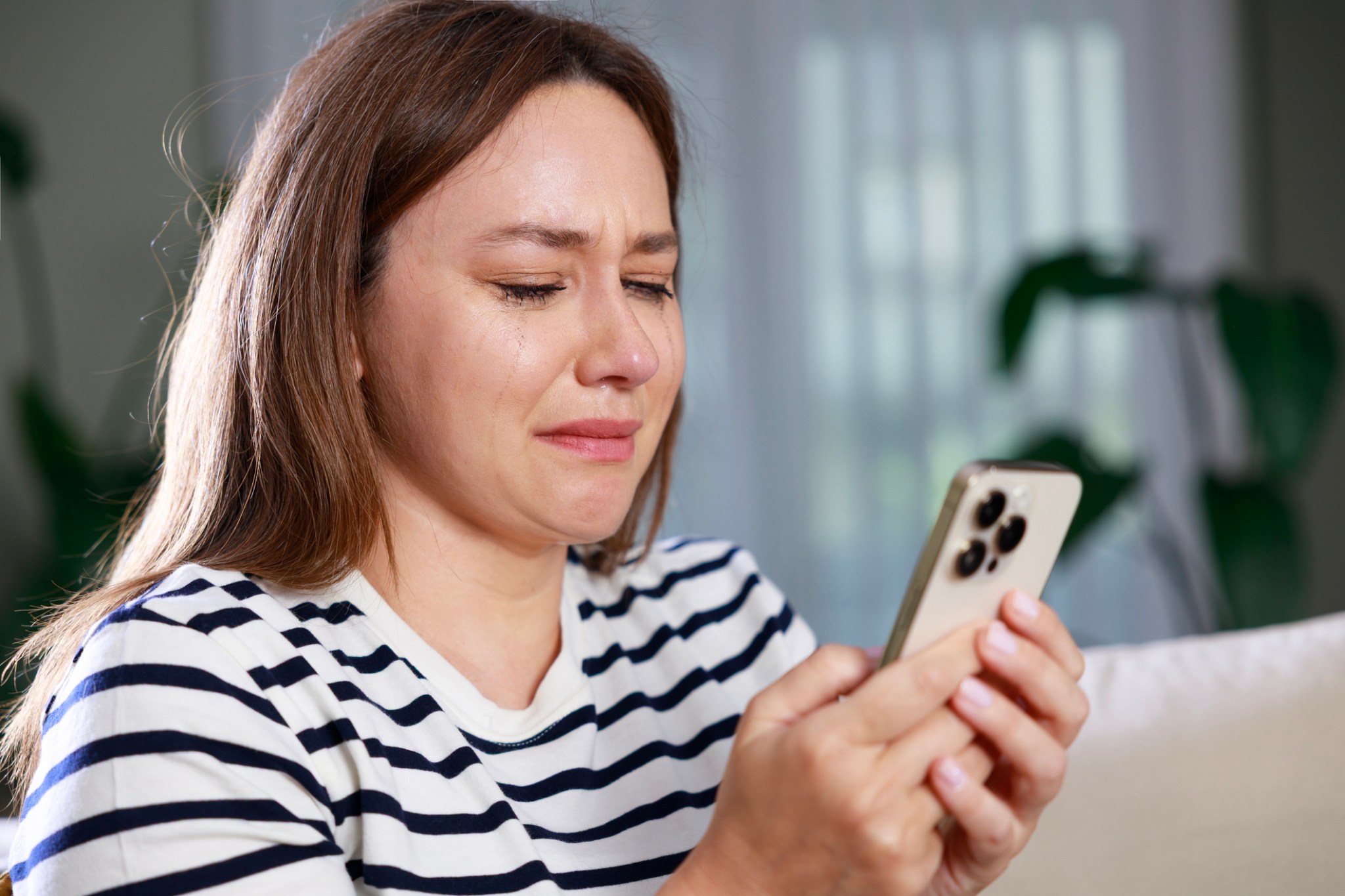 New mom notices husband hiding his phone, heartbroken by what she finds