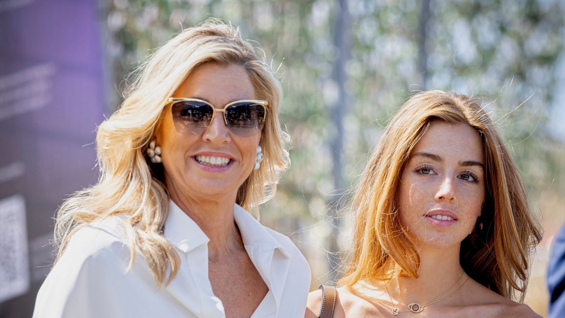 Queen Máxima and Princess Alexia dance the day away, then surprise DJ ...