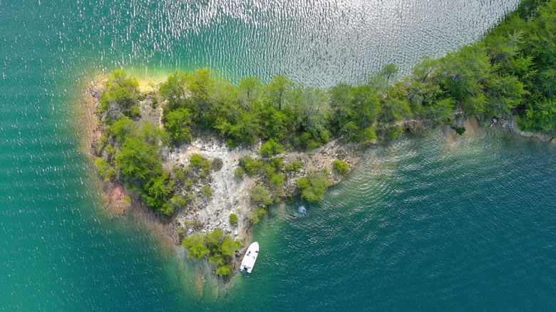 South Carolina's serene lake boasts turquoise, Caribbean-like water ...
