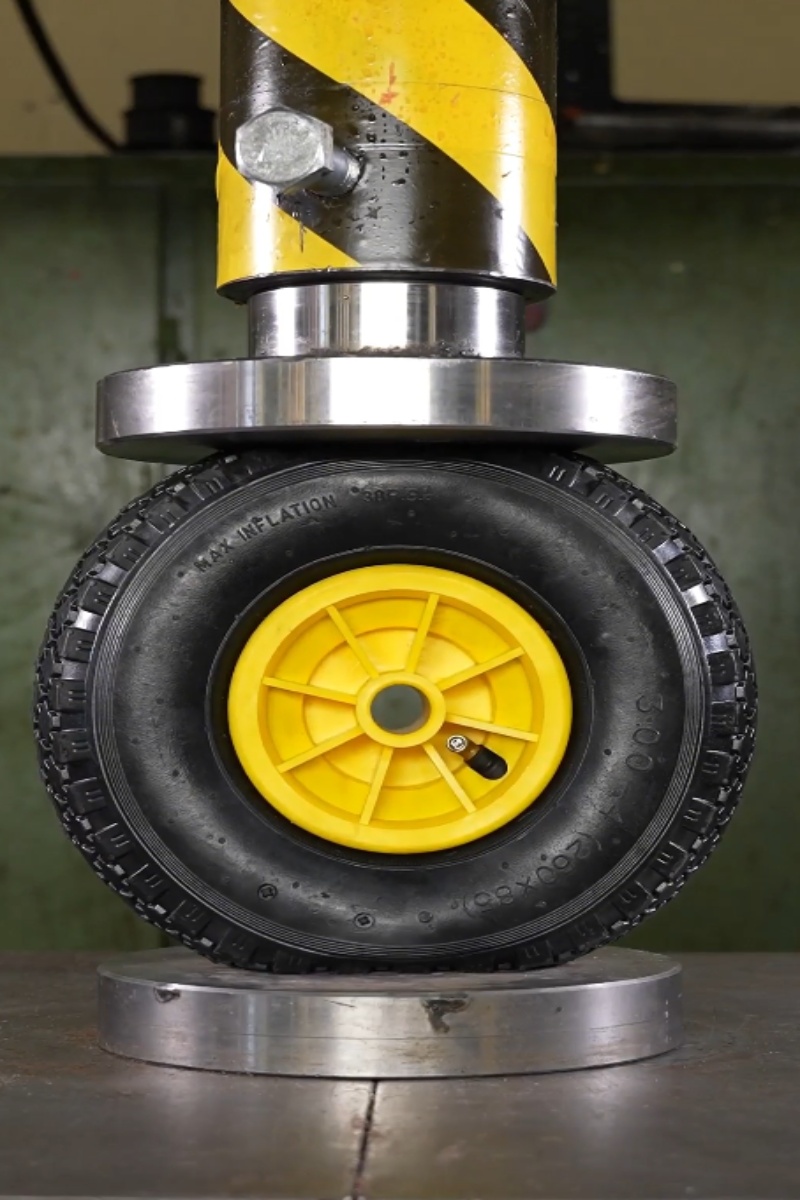 Hydraulic press vs black rubber tire