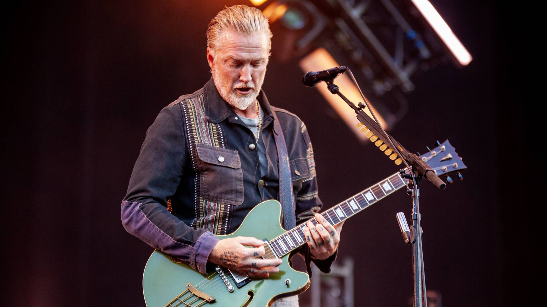 Josh Homme revela combater solidão em turnês com Queens of the Stone Age