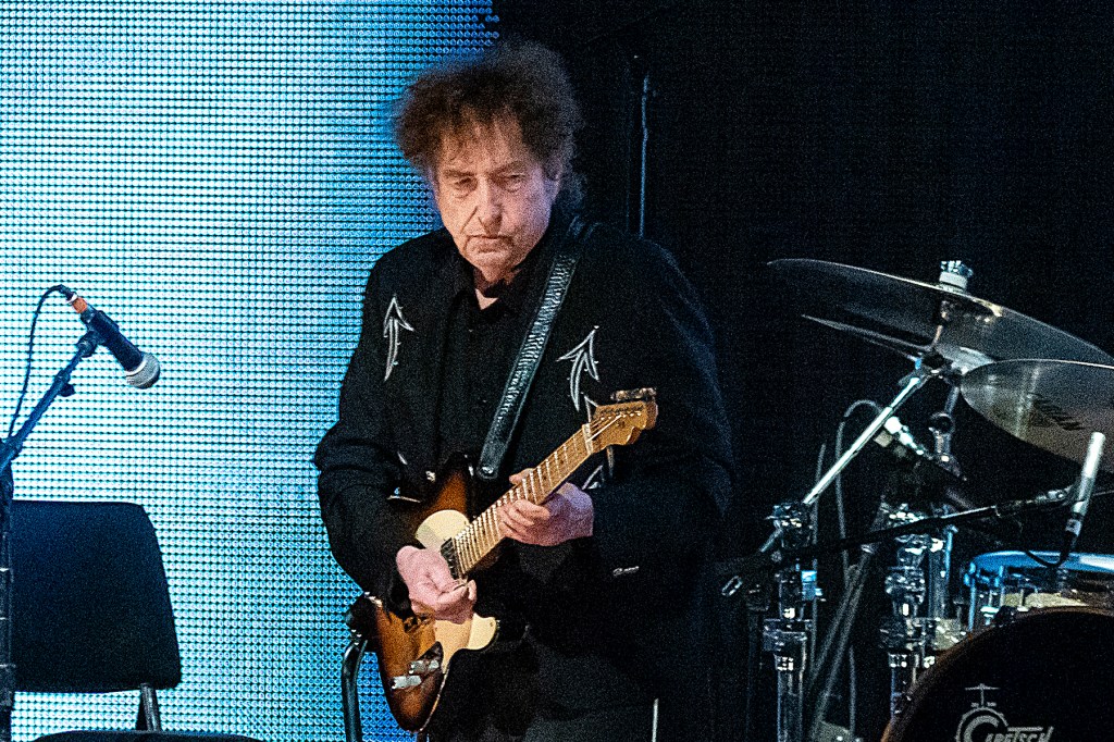 Hear Bob Dylan play 'Million Miles' for first time since 2014