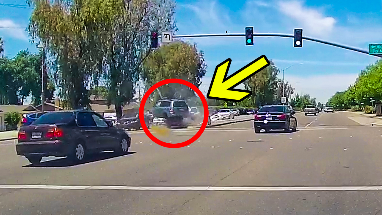 Shocking collision triggered by driver ignoring traffic signal