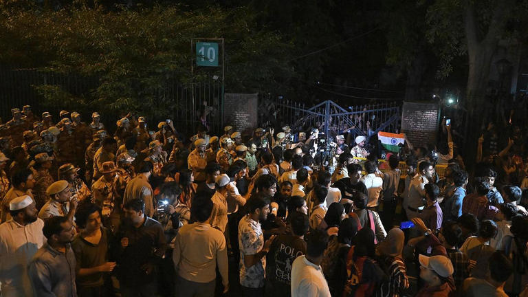 Jamia alumni back students union demand, protesters reject poll ...