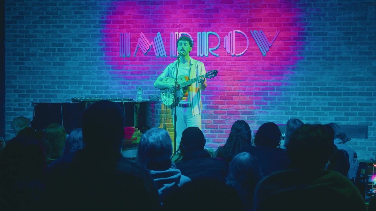 Morgan Jay sings ode to a troll at the Hollywood Improv