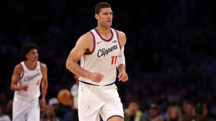 Brook Lopez gives the Clippers a valuable trade chip by turning back ...