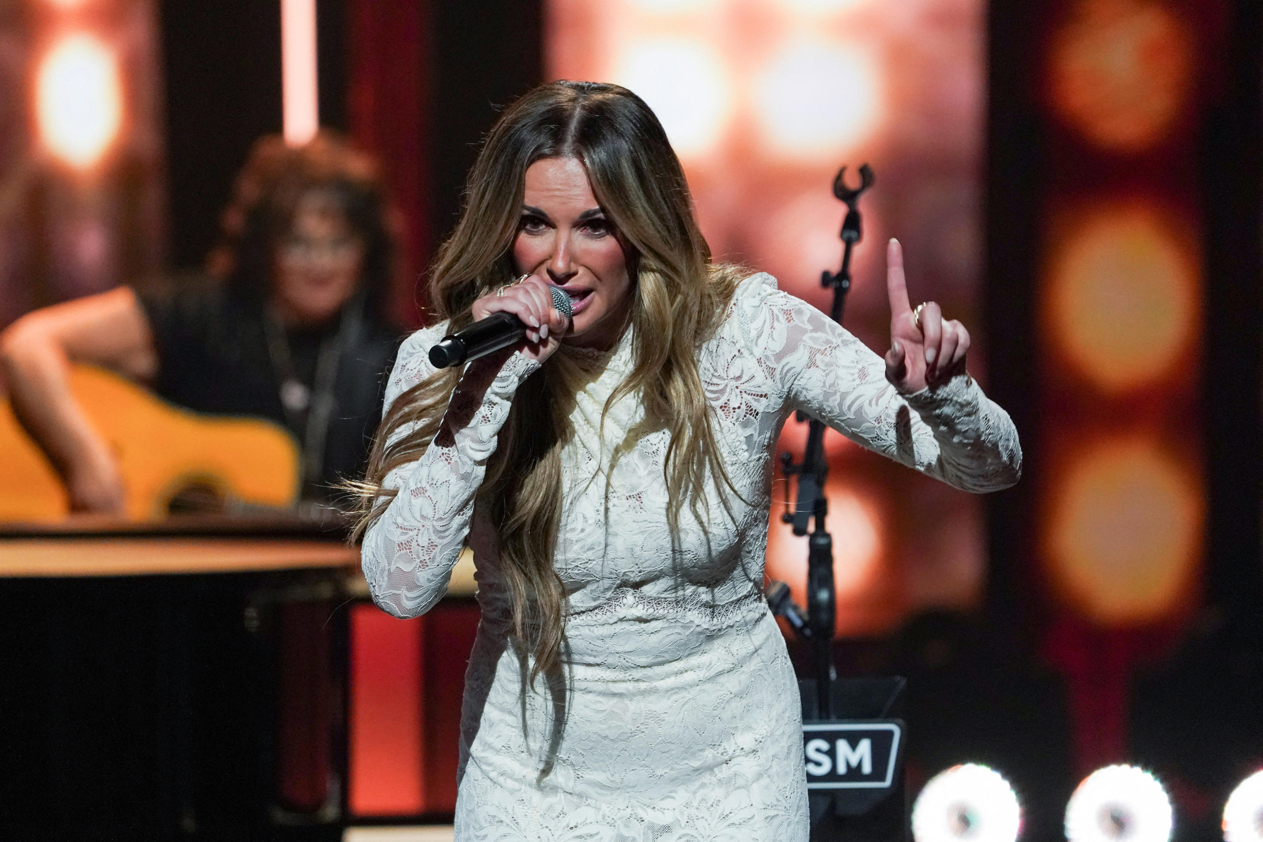 Carly Pearce to sing national anthem before World Series game 3