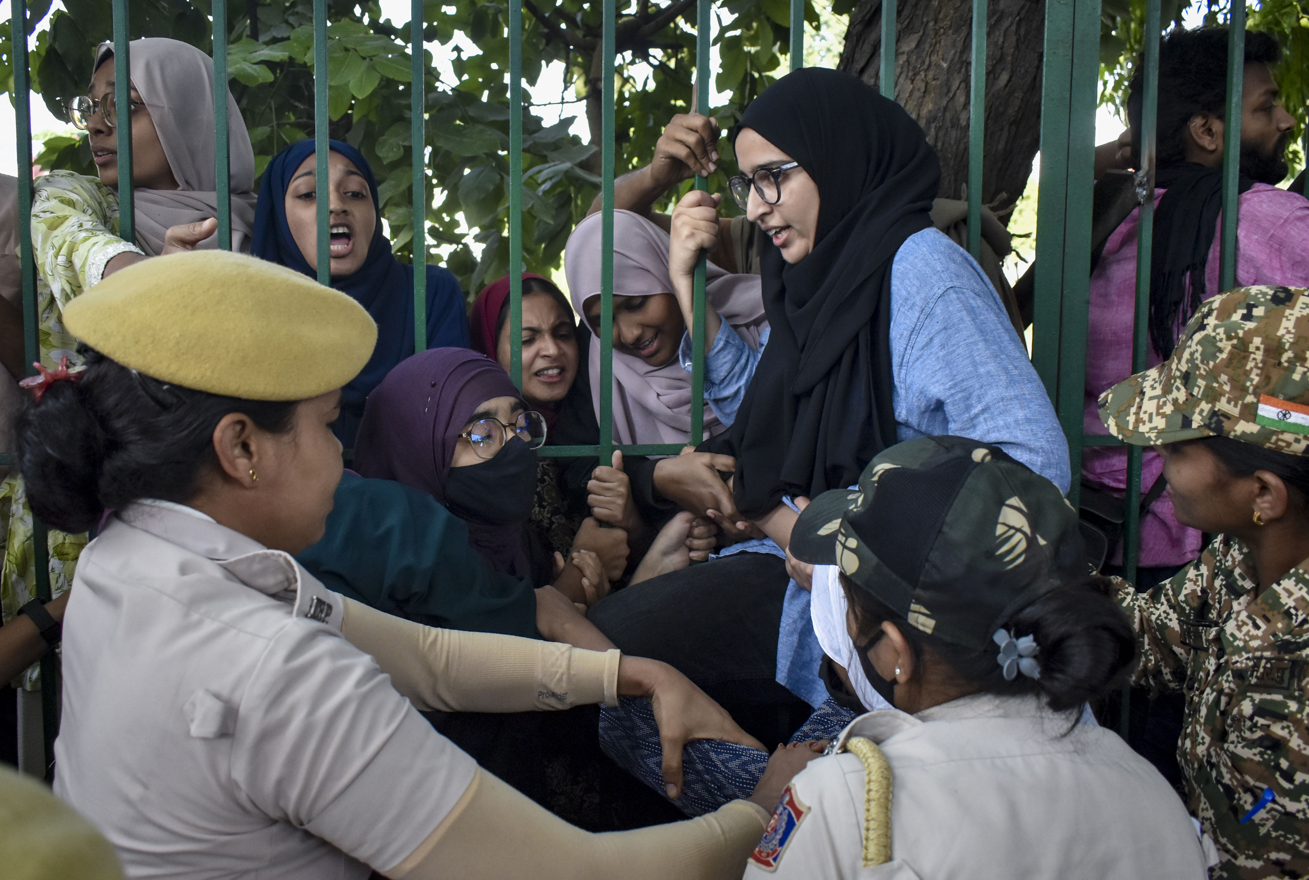 Jamia agrees to hold union polls but students refuse to end stir; Cong ...