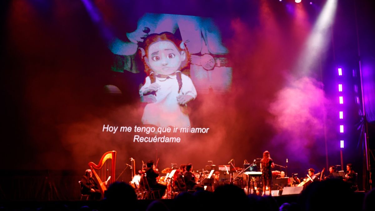 Coco de Disney cobra vida en la explanada de los héroes con orquesta ...