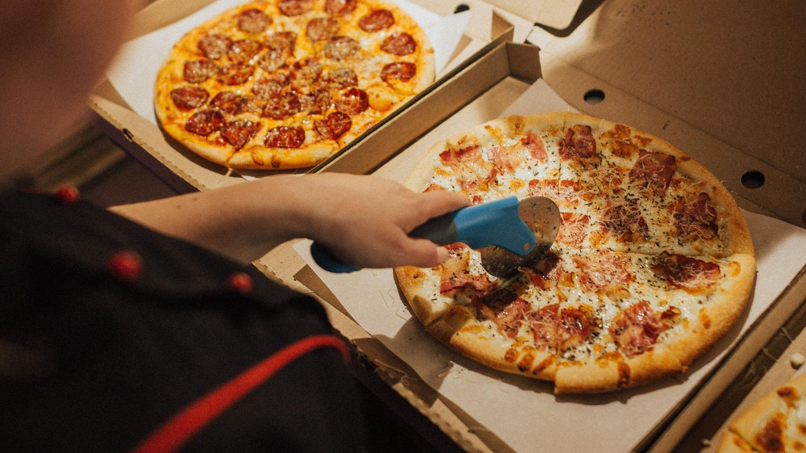 Pizza shop gets one-star review over 'In crust we trust' branding ...
