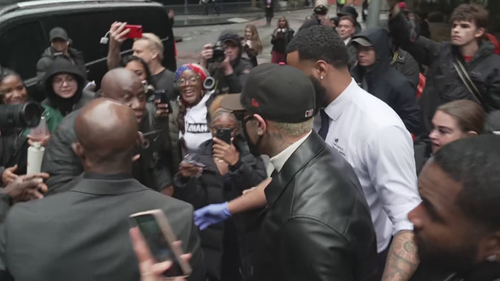 Chris Brown met with loud cheers by fans as he leaves court