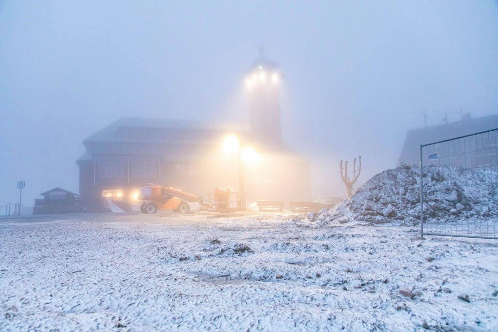 Erster Schnee auf dem Fichtelberg - Sturmtief Maja bringt Wind und Regen