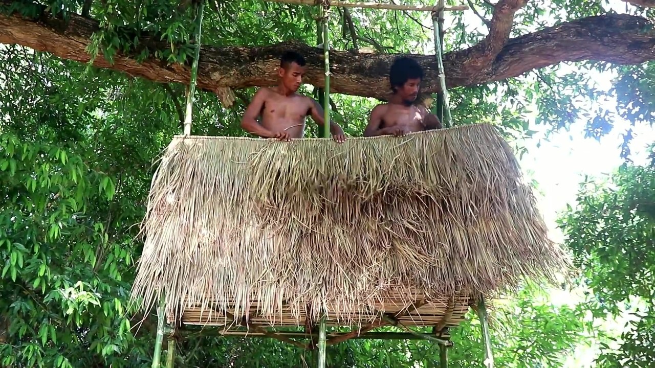 Jungle builders build a bamboo treehouse by hand