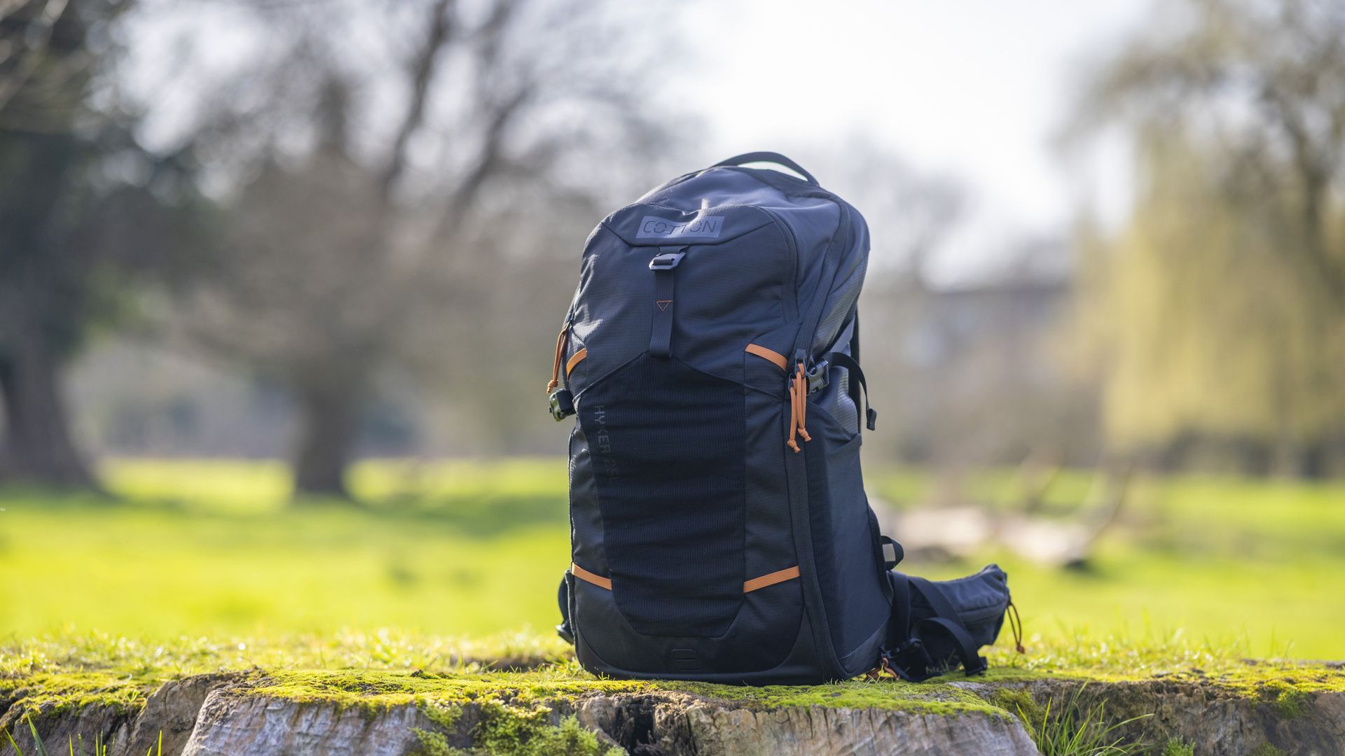 I think this hybrid backpack is the best bet for adventurous photographers!