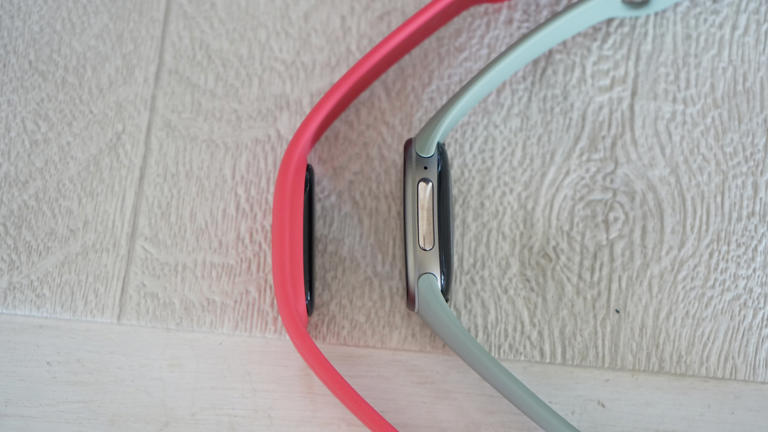 【Hothotレビュー】Airの軽さかEdgeの画面か。Google「Fitbit Edge」を使って分かった違い