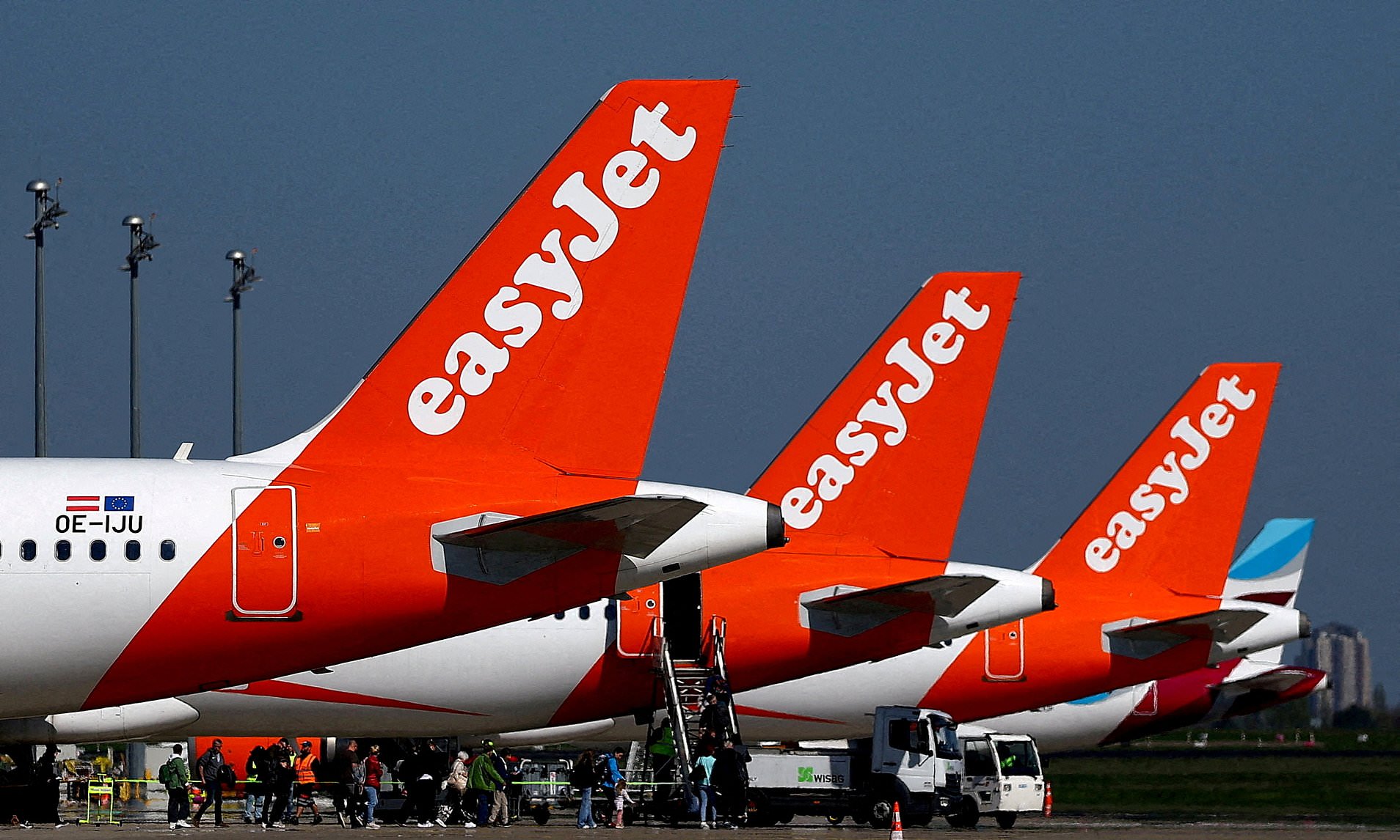 EasyJet strikes deal with Starlink to offer onboard WiFi after Ryanair ...