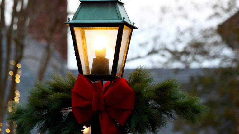 Create a cozy Christmas lamppost with Dollar Tree items: A step-by-step ...