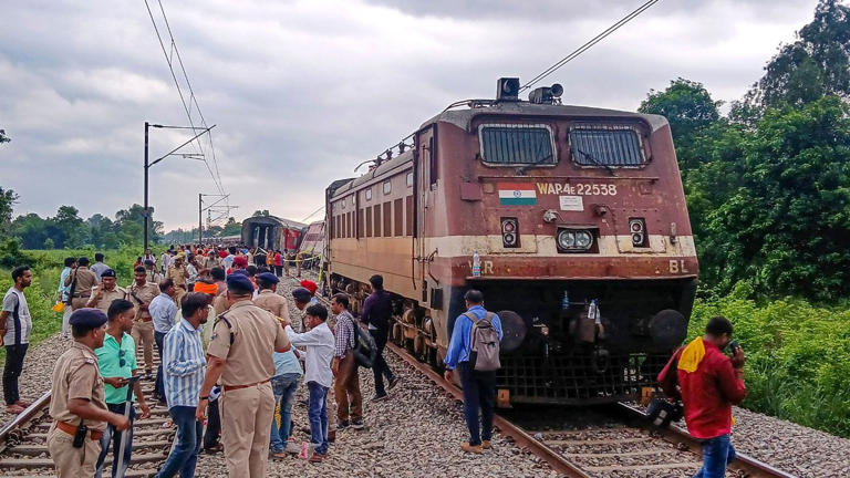 Mumbai: 21-year-old dies after being hit by AC local train, dragged for ...
