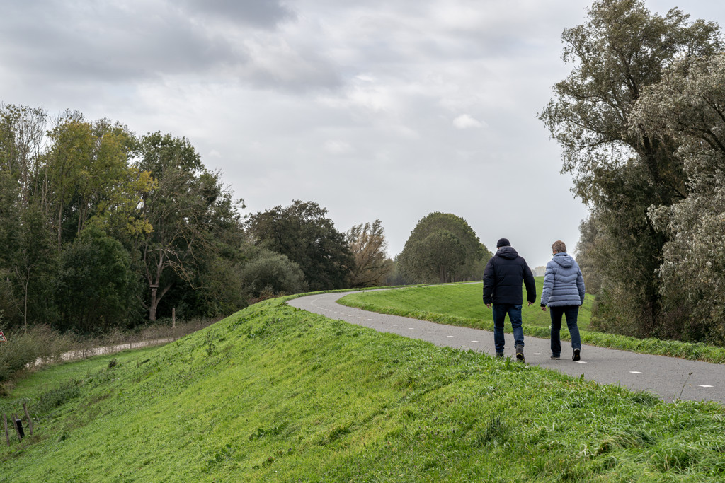 Stevige wind houdt aan langs de kust, morgen zachte herfstdag