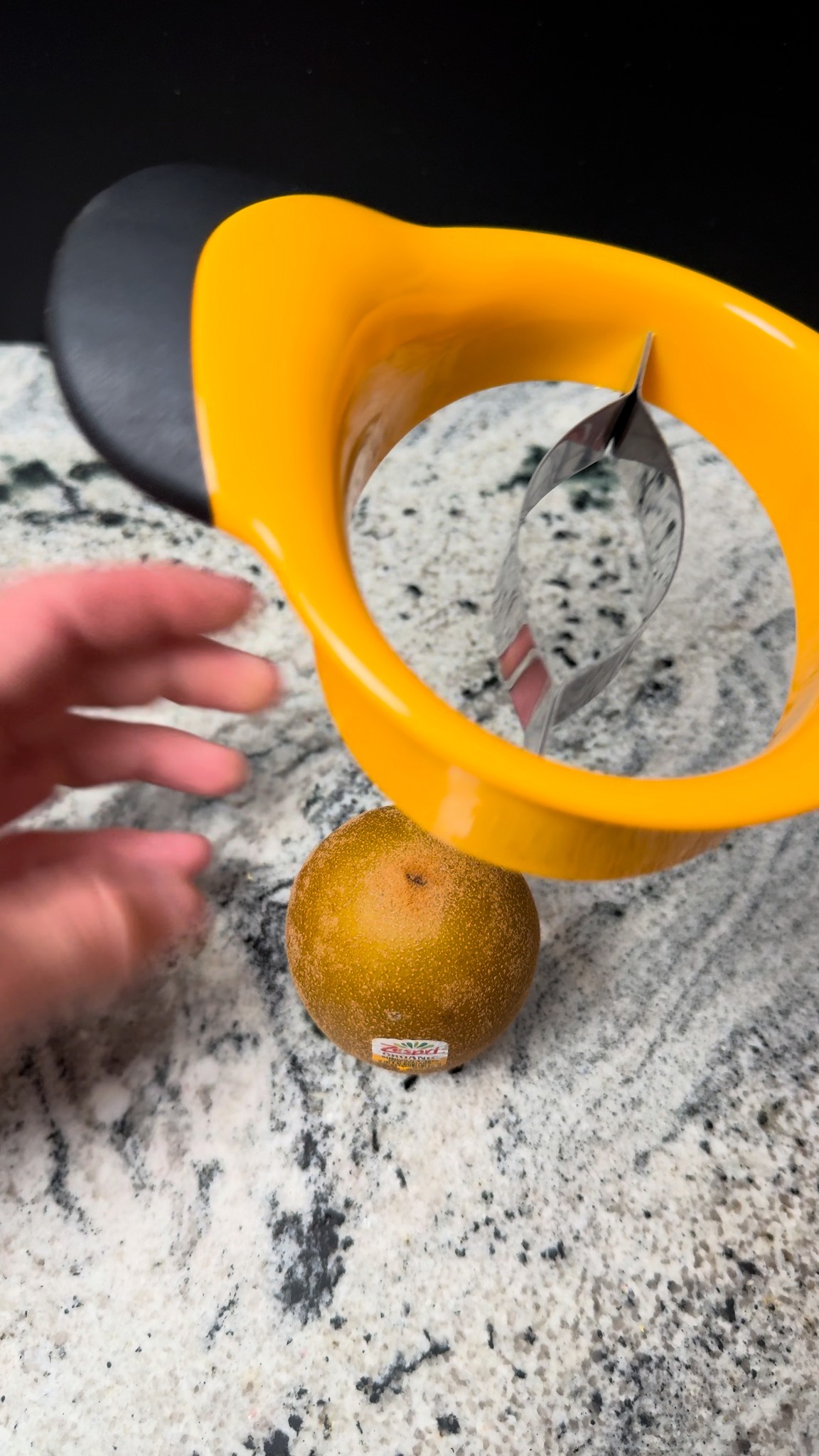 Best way to slice a kiwi