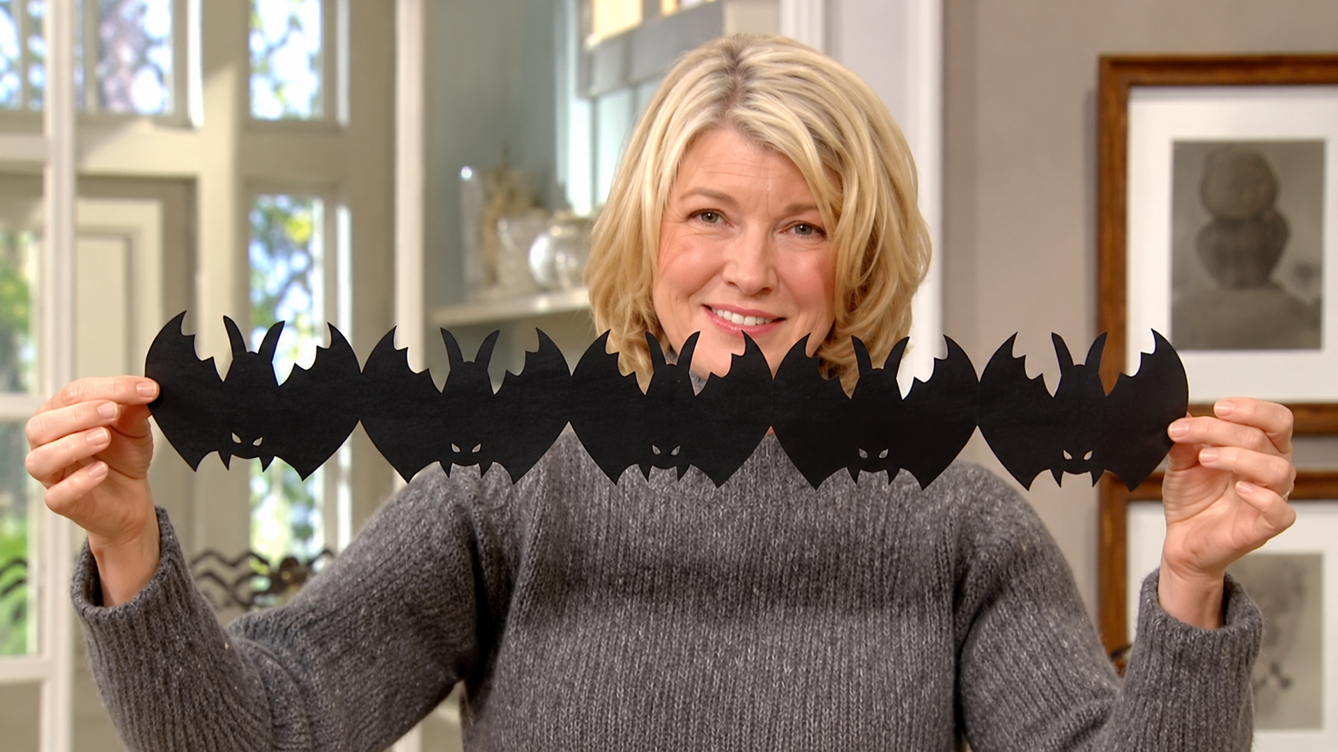 How to make accordion paper bat garlands for Halloween