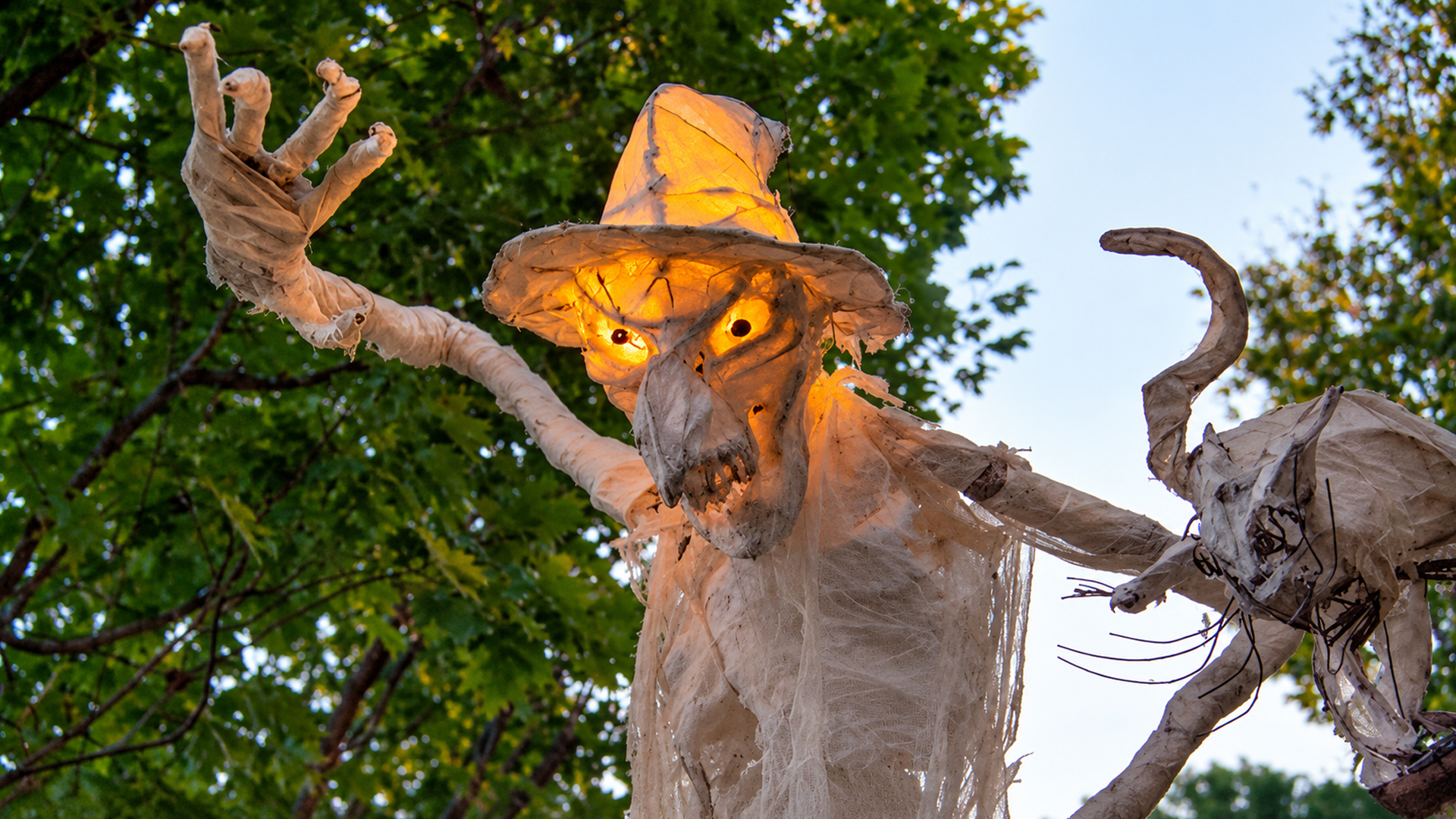 The genius cheesecloth trick for glowing Halloween ghost sculptures