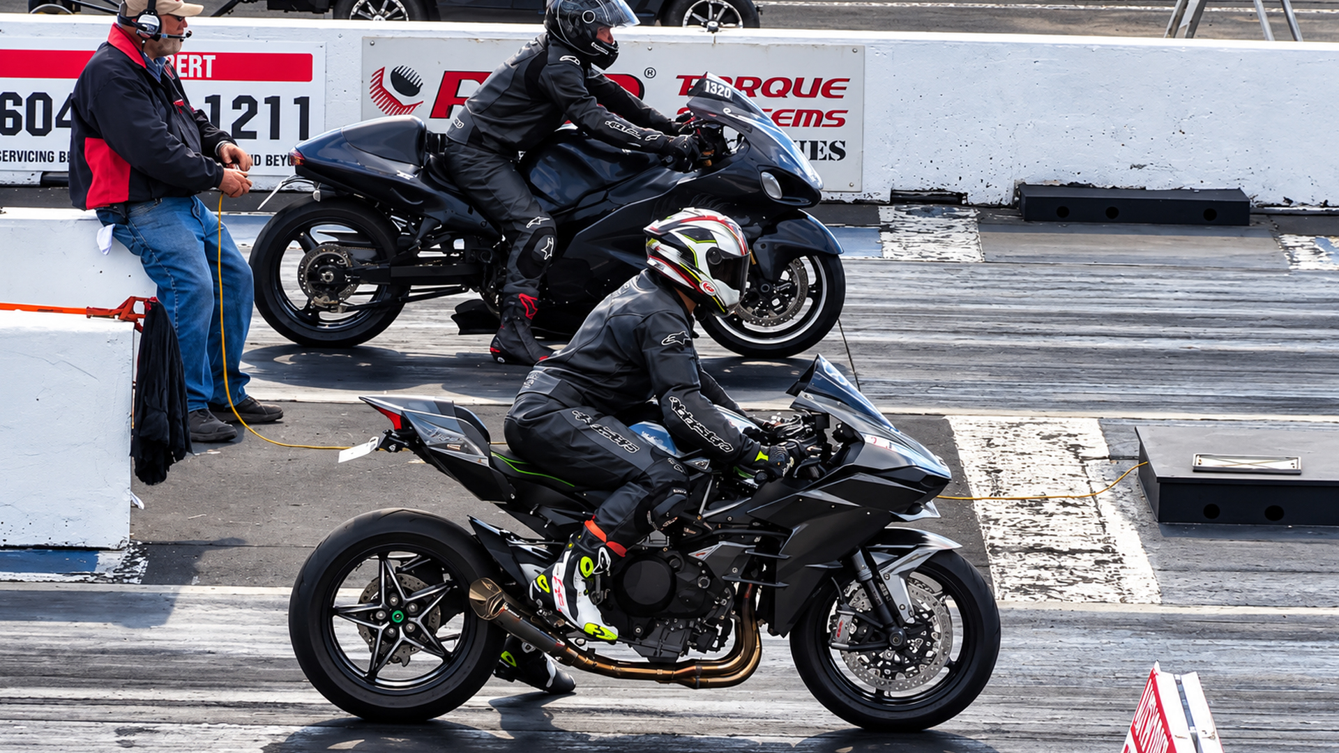 Watch a 250-hp turbocharged Suzuki Hayabusa drag race a Kawasaki Ninja H2