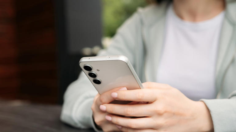 How to use your Samsung Galaxy phone to wirelessly charge other devices