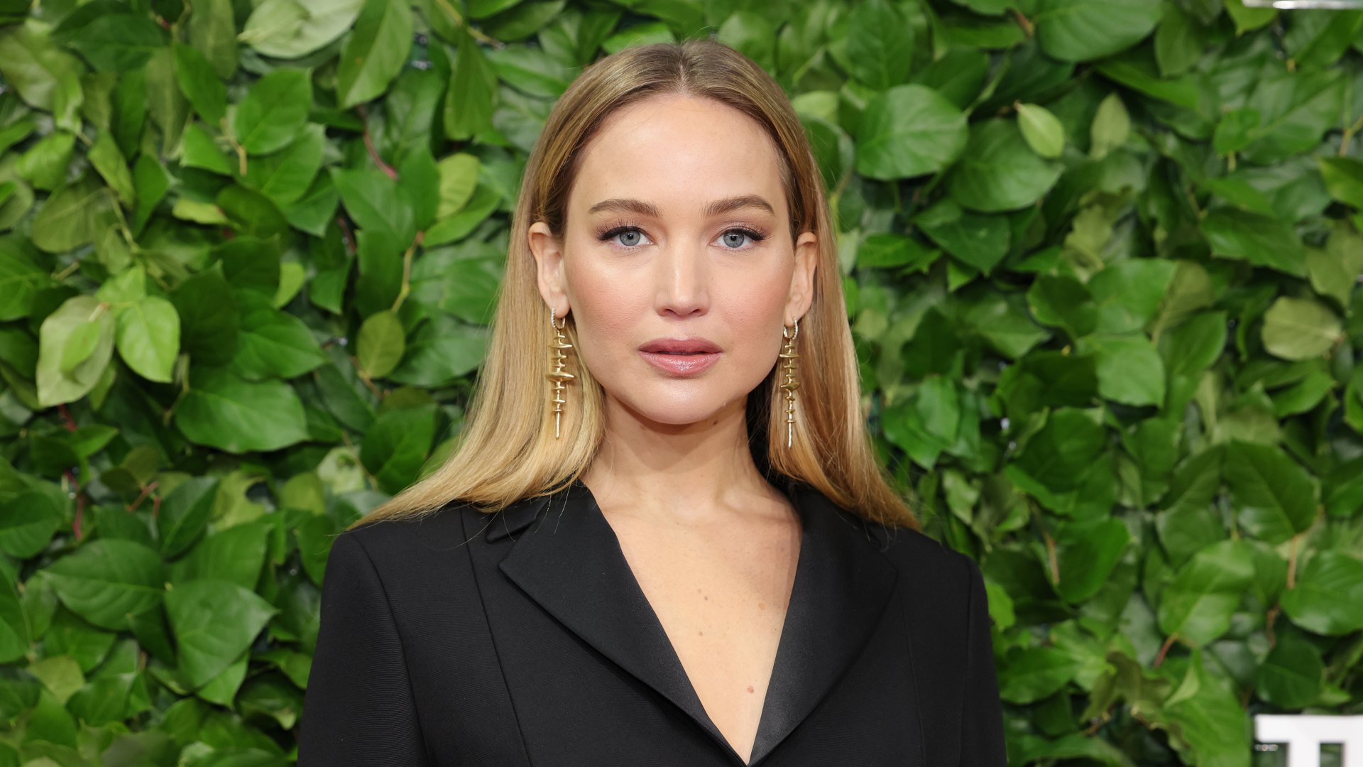 Jennifer Lawrence's 'golf handle' bag is so much sleeker than a crossbody