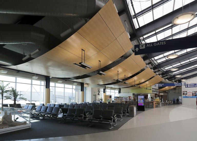 Flying for Thanksgiving? Appleton airport says plan, shop fares now