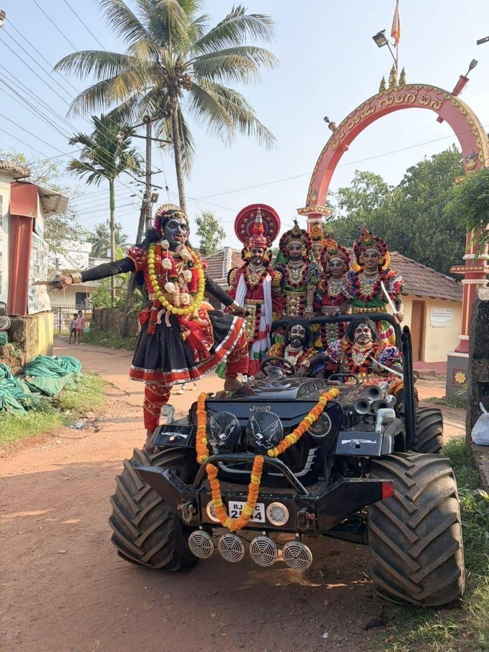 Yakshagana-clad Ullal youth raise ₹2L for child’s surgery