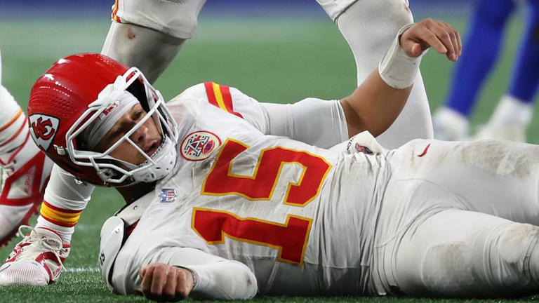 Fantasy football buy, sell, or hold: Where does Pat Mahomes go after ...