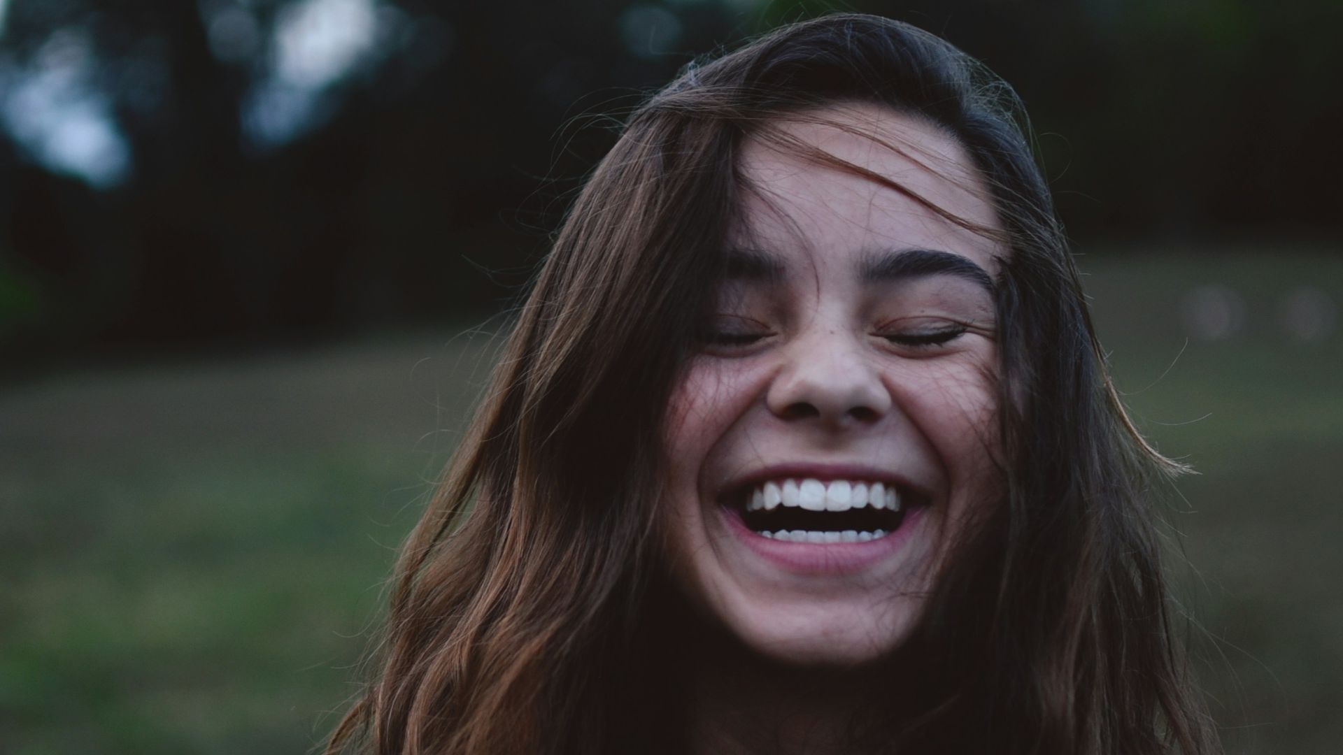10 Dating Profile Photo Tricks That Work & 10 That Make People Look ...