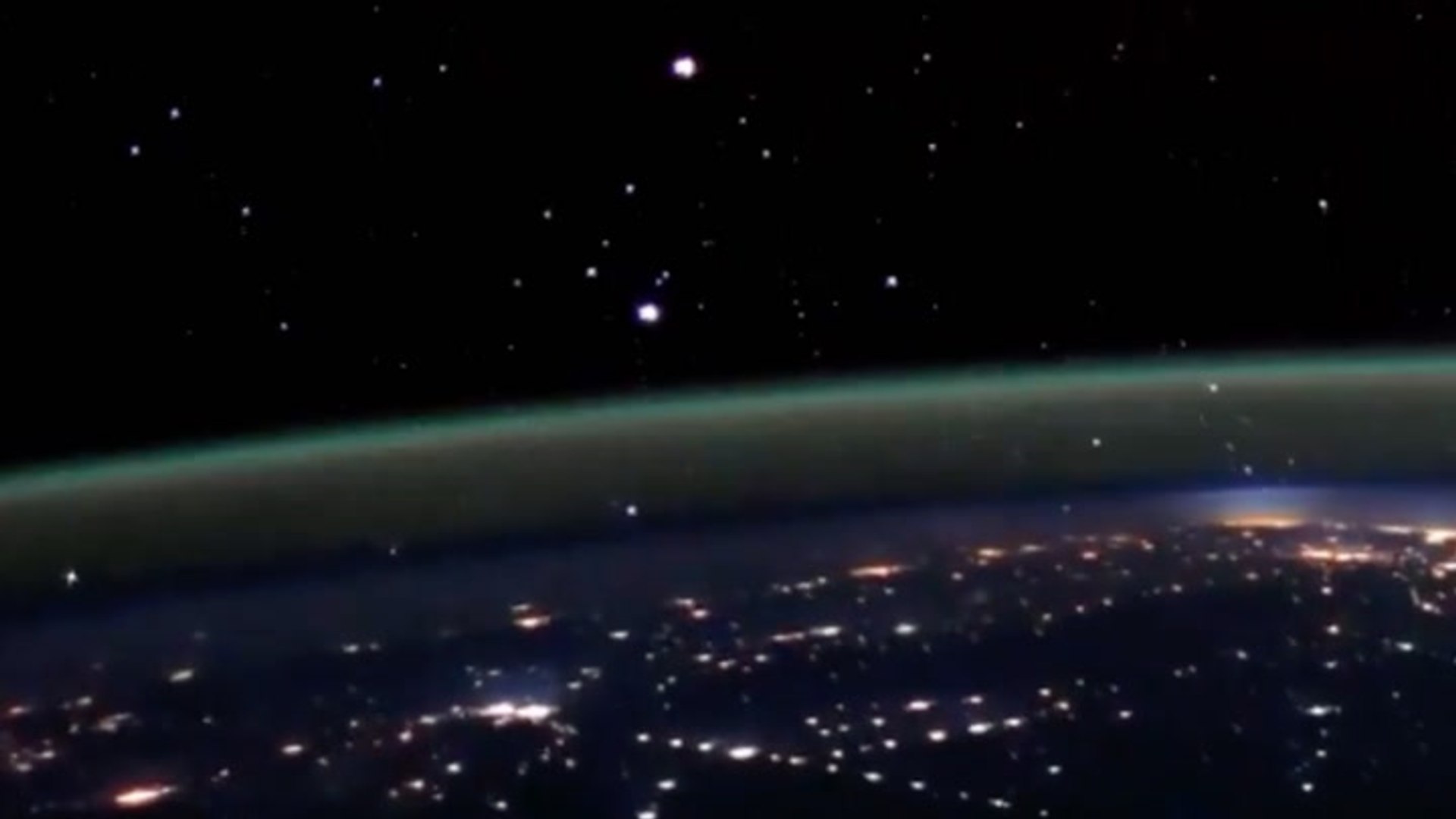 SpaceX Starlink satellites swarm like 'cosmic fireflies' in time-lapse ...