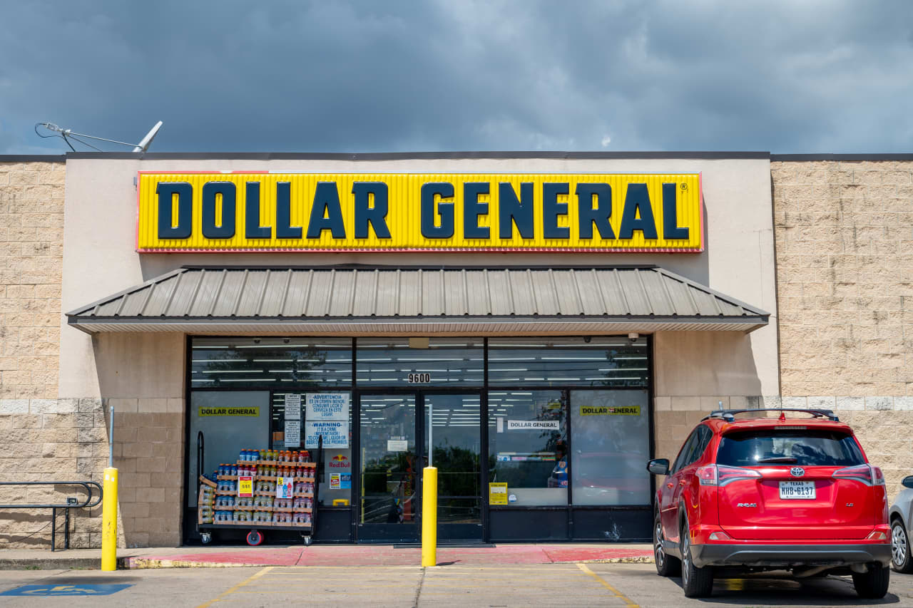 Dollar General stock falls again. It isn’t just the new pricing lawsuit.