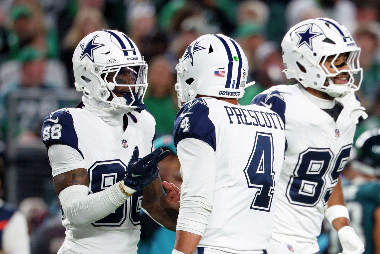 Live updates: Cowboys, Eagles trading scores in first half as offensive ...