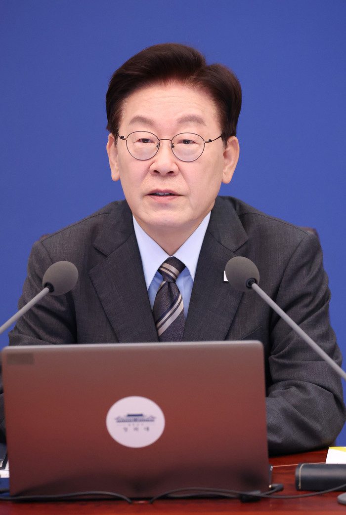 Lee attends cabinet meeting