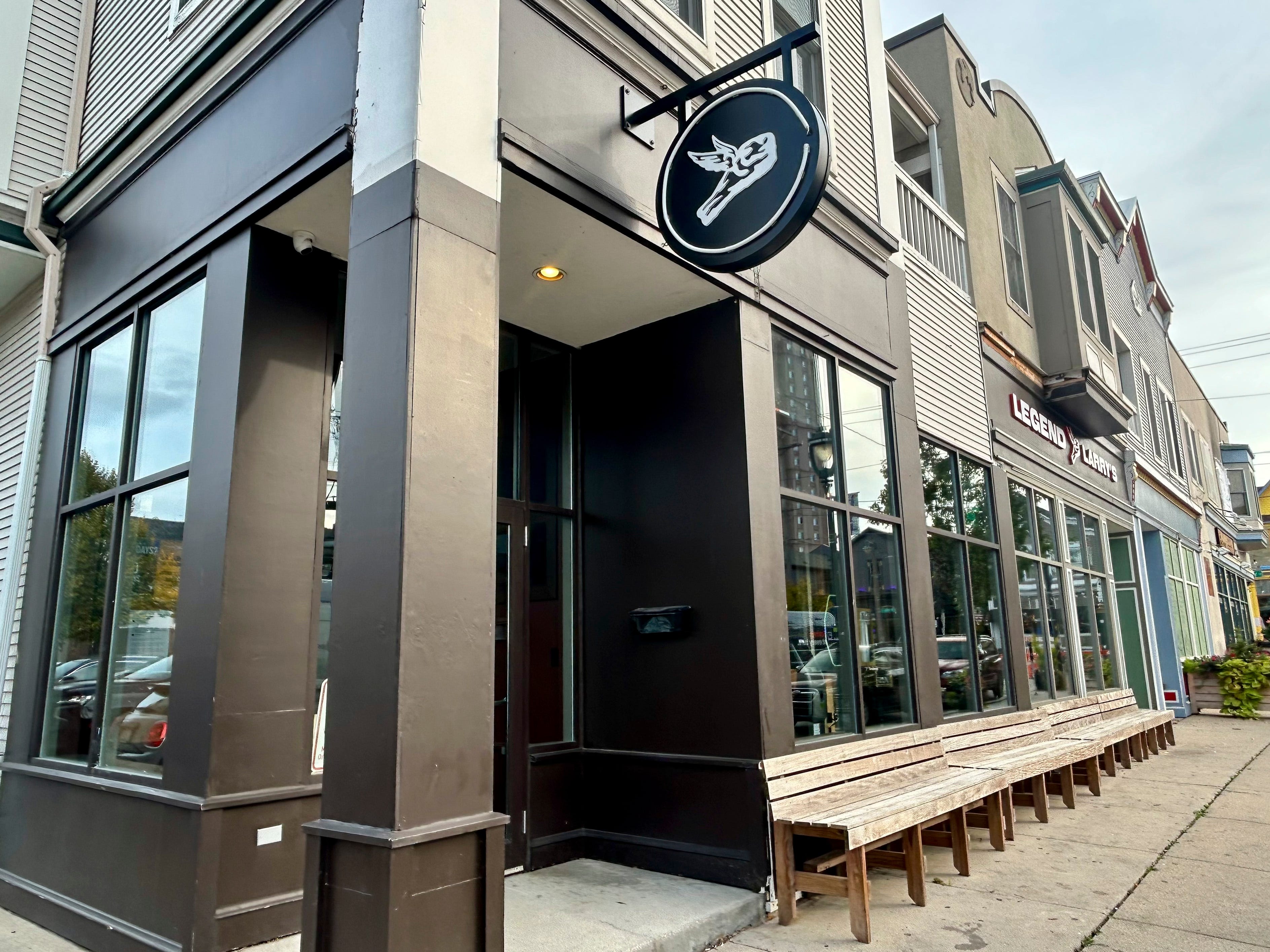 Chicken wing joint Legend Larry's opens first Milwaukee location
