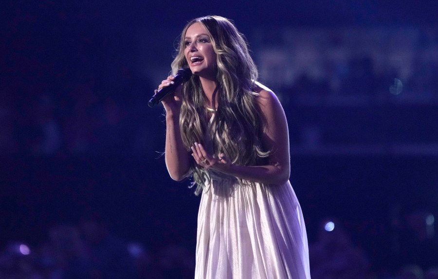 Carly Pearce, Dollywood performer turned country star, sings national anthem at World Series