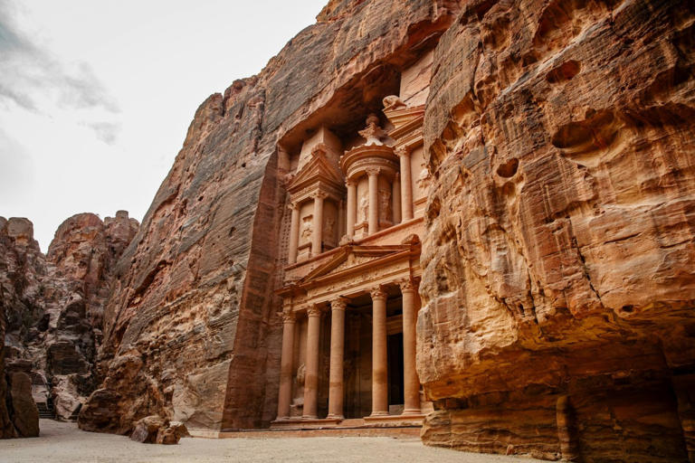 Los secretos de Petra, la metrópoli roja entre las grietas de un cañón ...