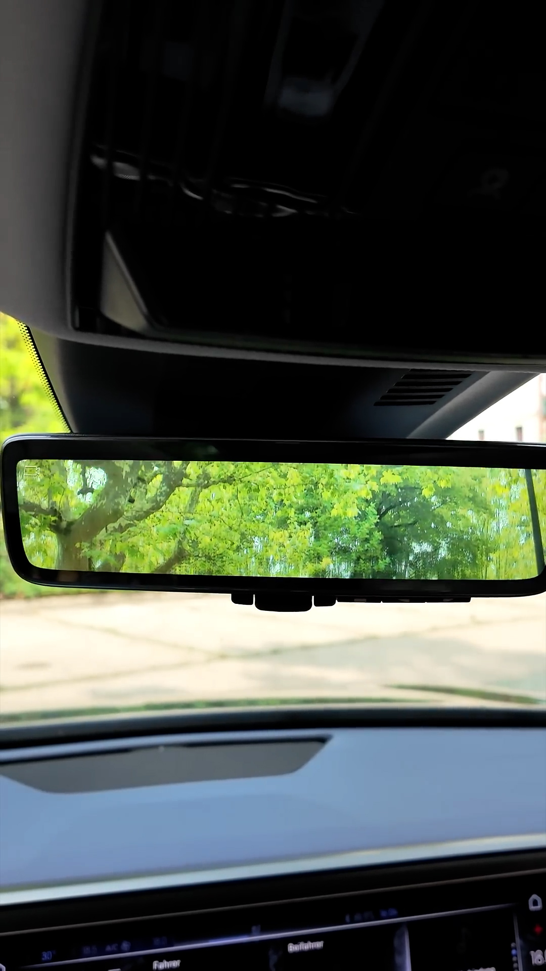 DS N8 uses camera technology to monitor conditions behind the vehicle