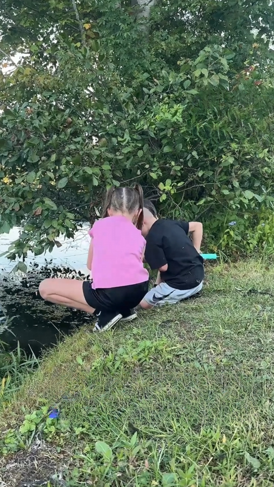 Mother captures son’s unexpected fall into a lake while fishing