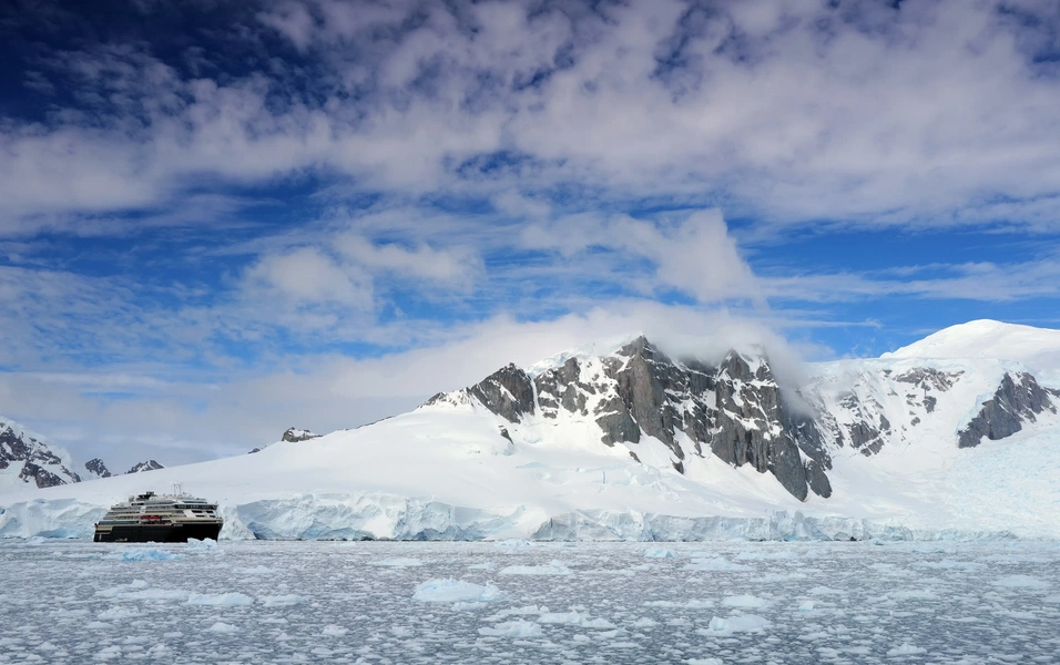 Ancient Antarctic ice reveals cooling despite stable greenhouse gases